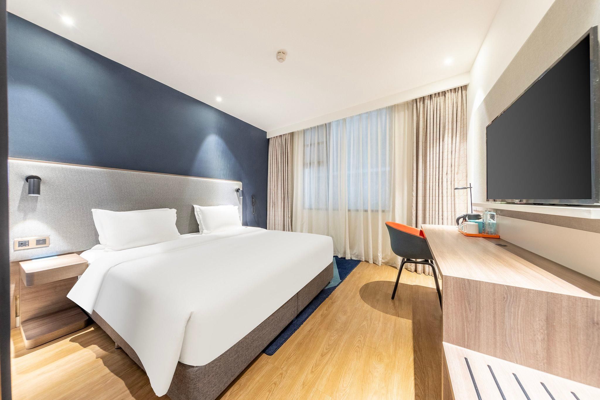 1 King Standard Windowless