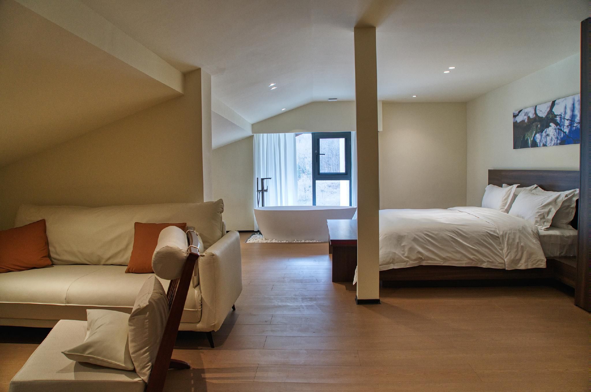Suite with Bathtub