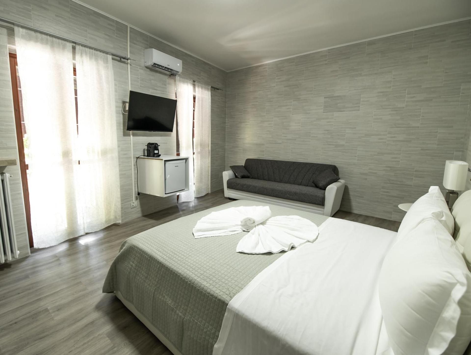 Queen Room with Pool View