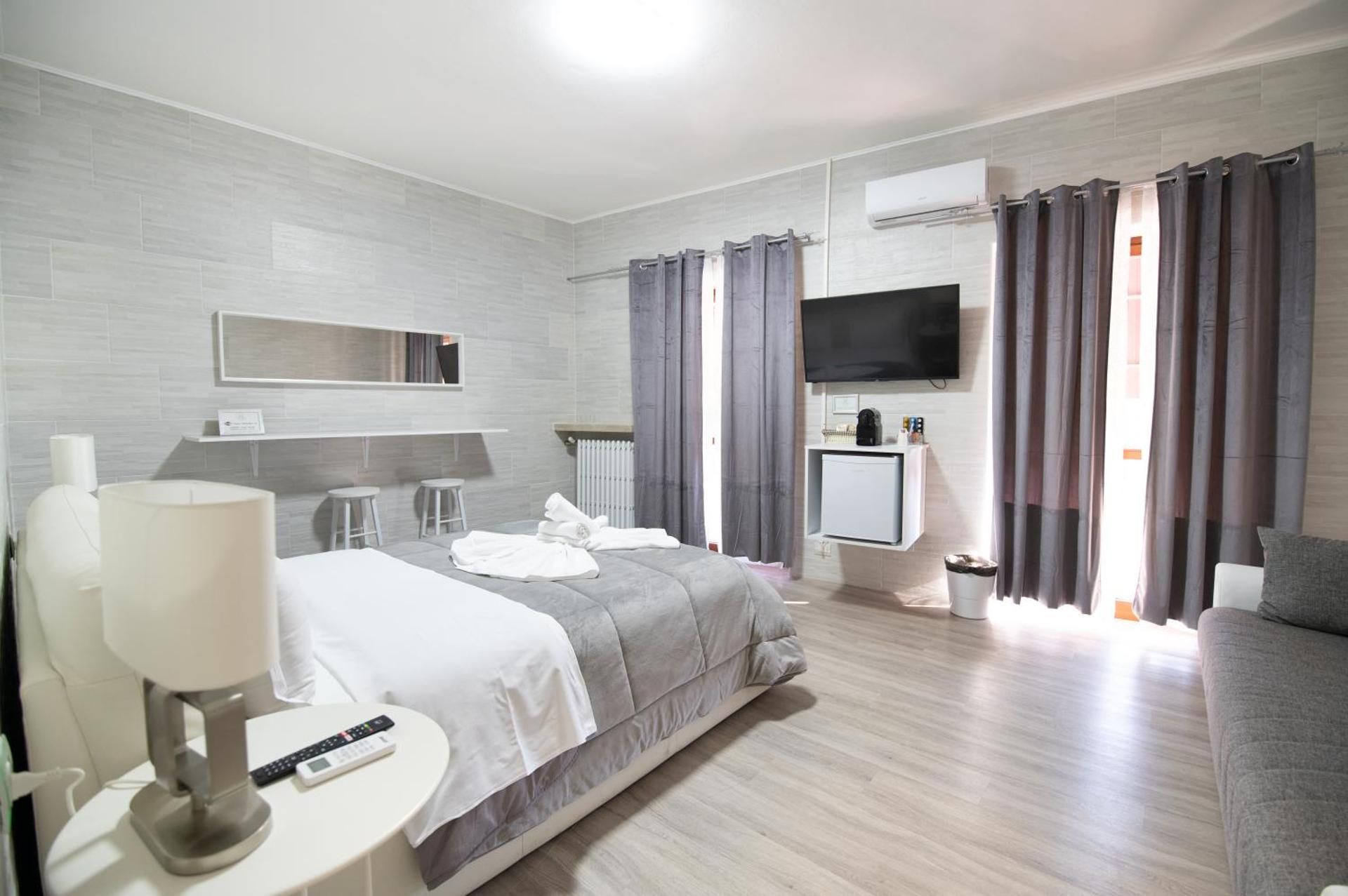 Queen Room with Pool View