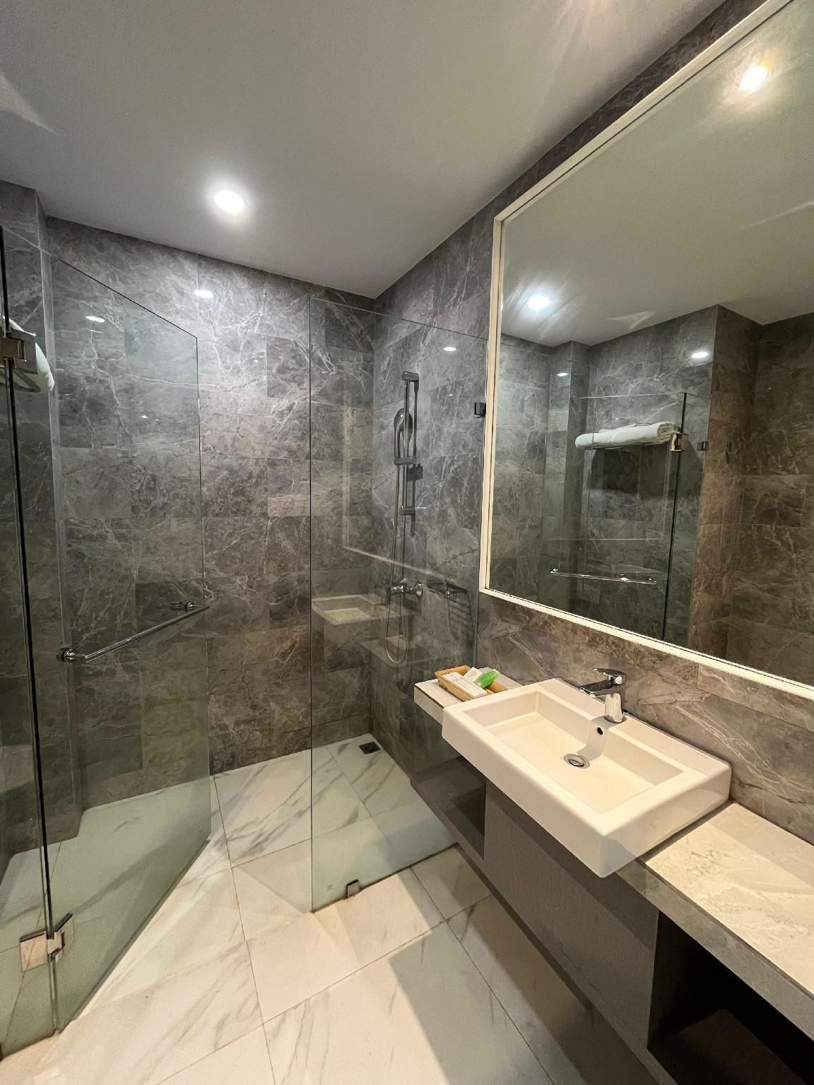 Three R Hotel Deluxe King Bed 2