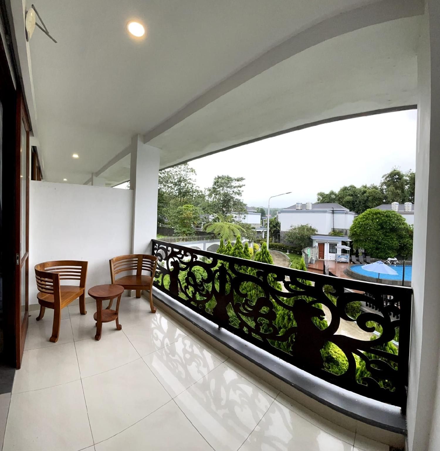 Grand Master Villa Tomohon Deluxe King 3