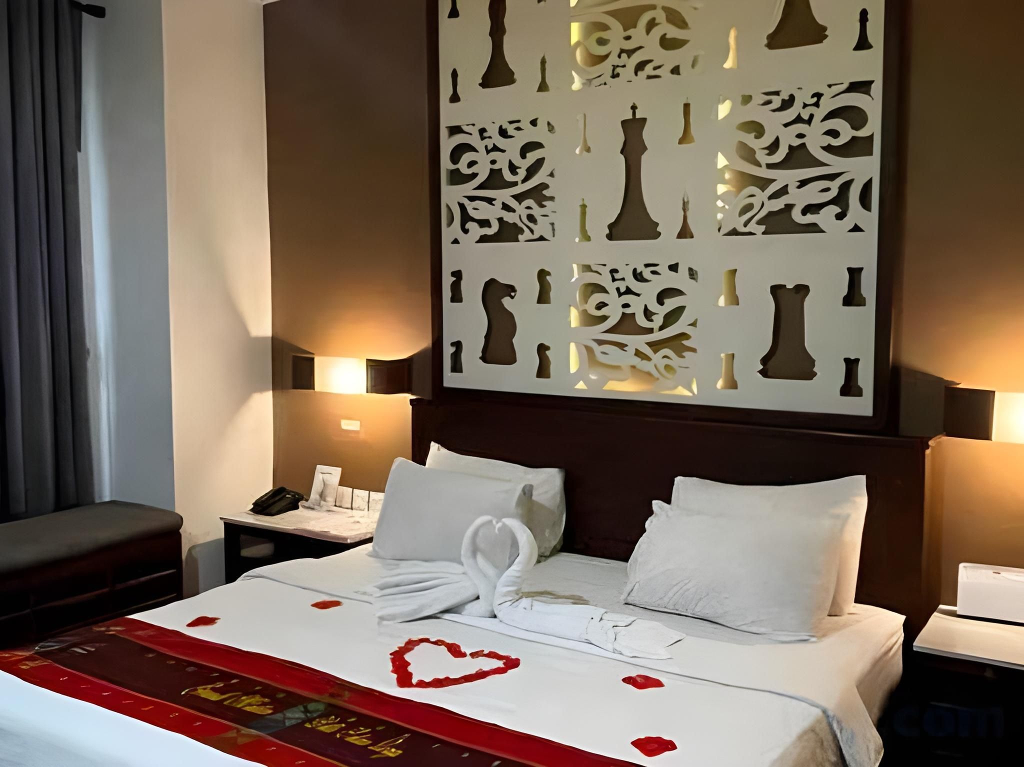 Grand Master Villa Tomohon Queen Room with Shower 2