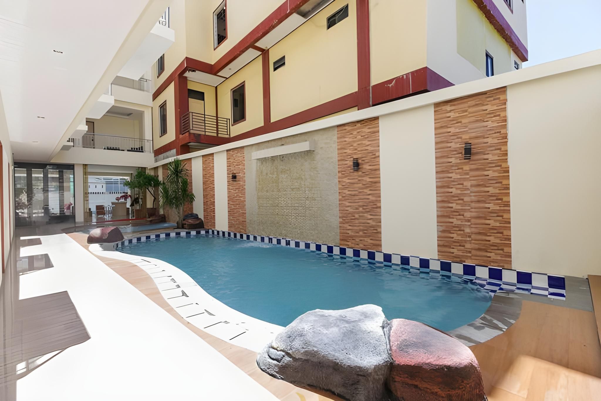 swimming pool [outdoor]