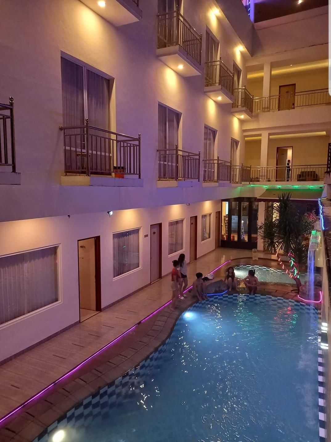 swimming pool [outdoor]