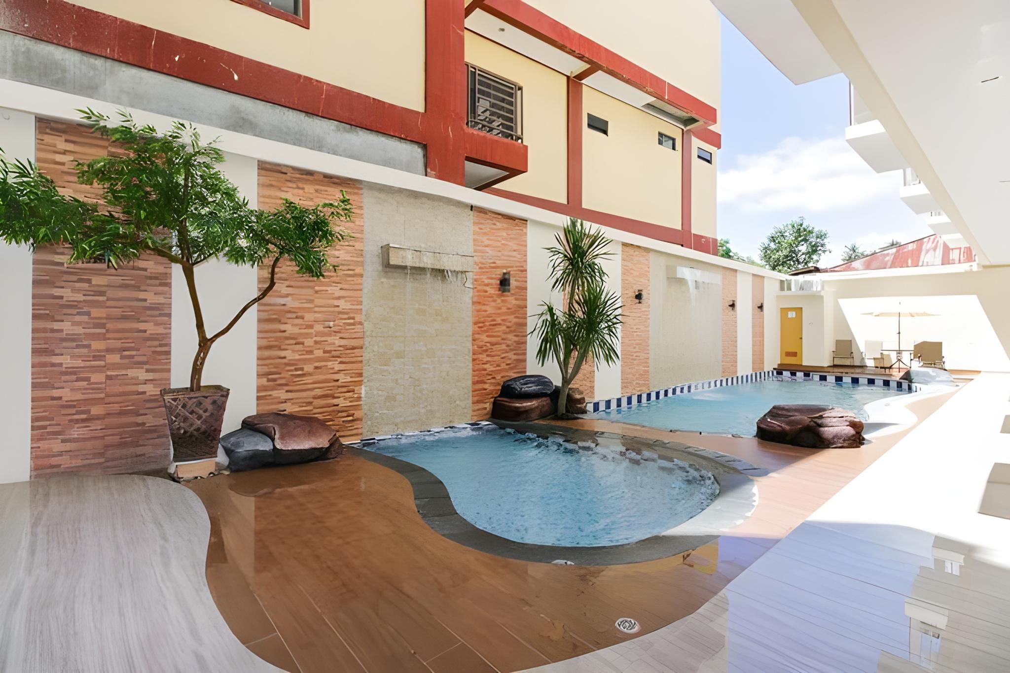 swimming pool [outdoor]