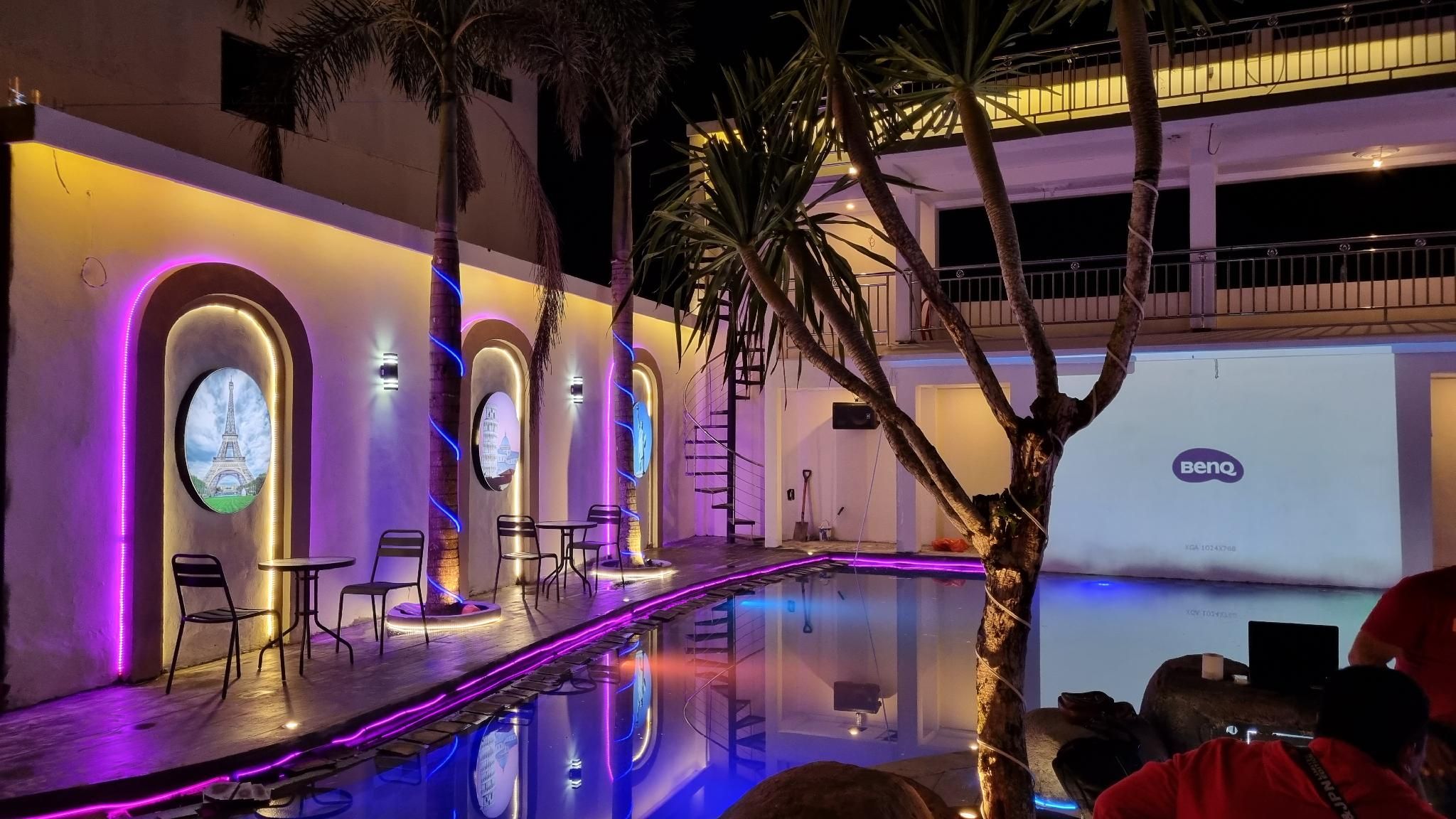 swimming pool [outdoor]