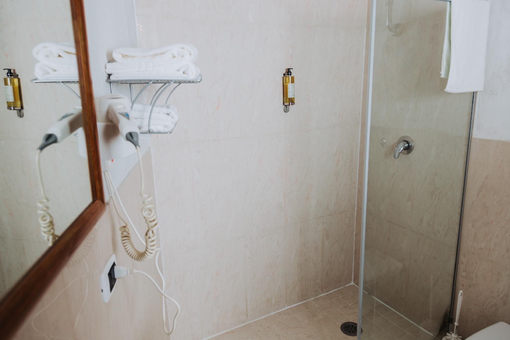 Bee Queen Hotel Quadruple Room 3