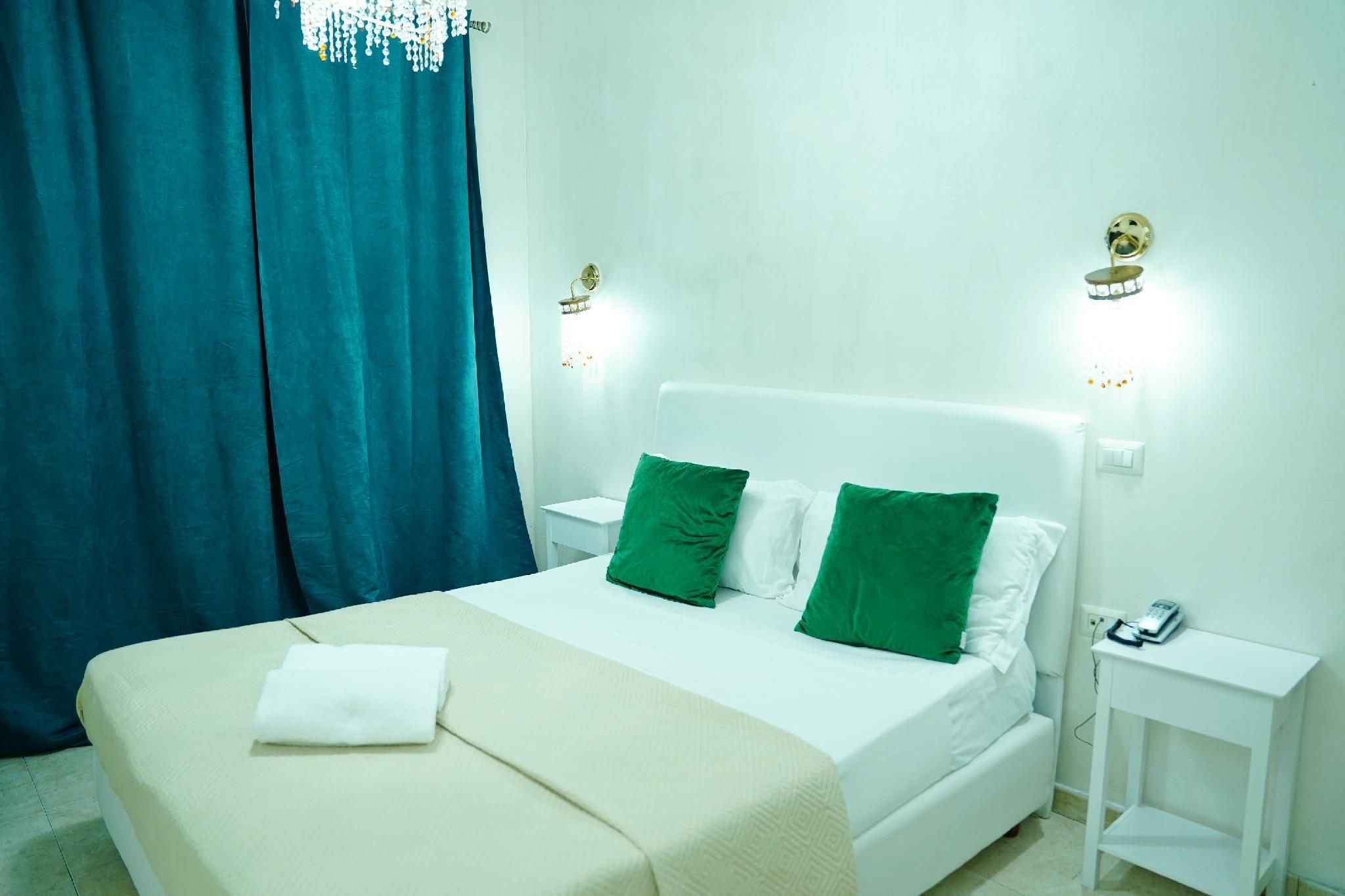 Bee Queen Hotel Quadruple Room 2