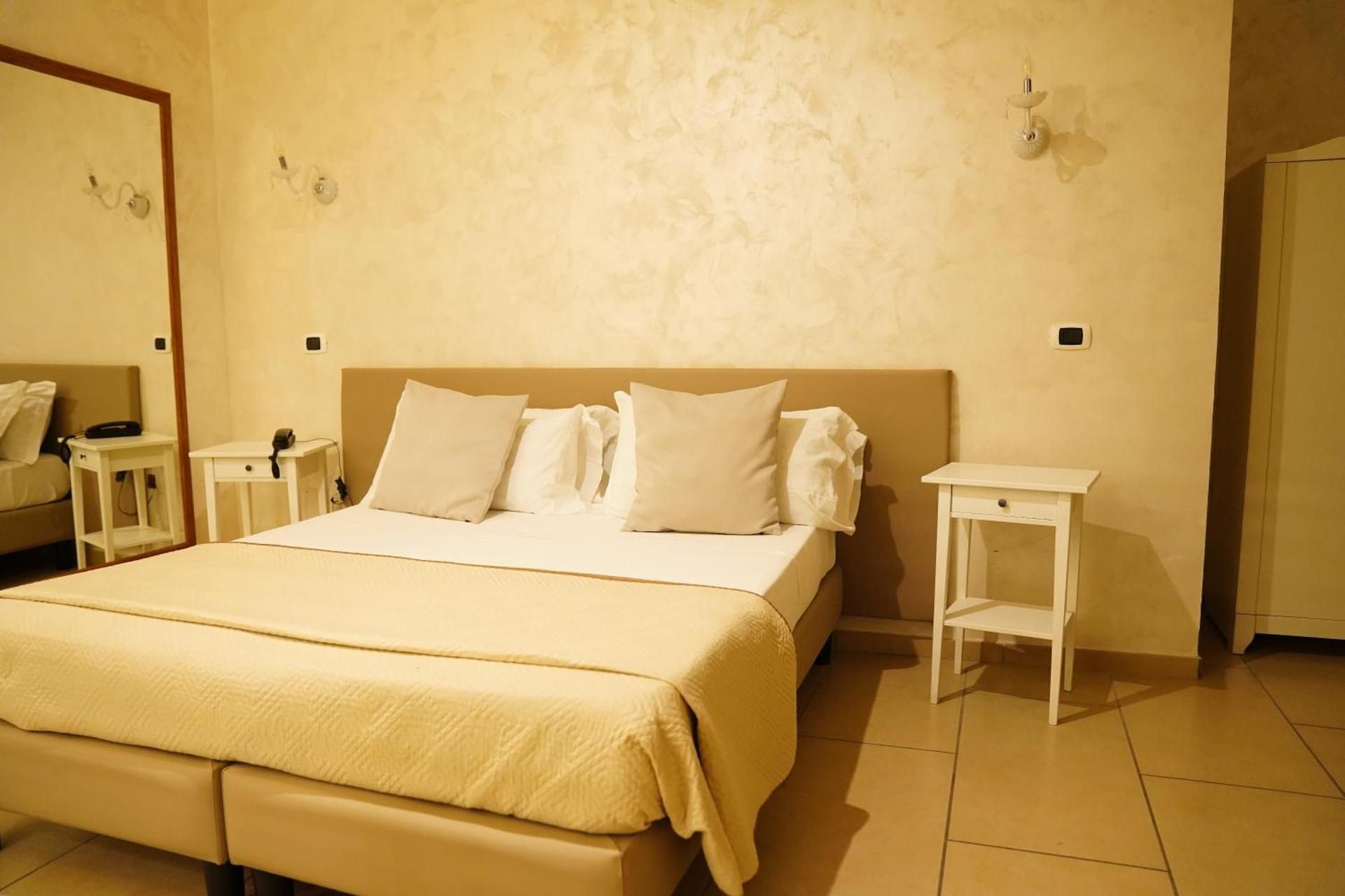 Bee Queen Hotel Single - Room