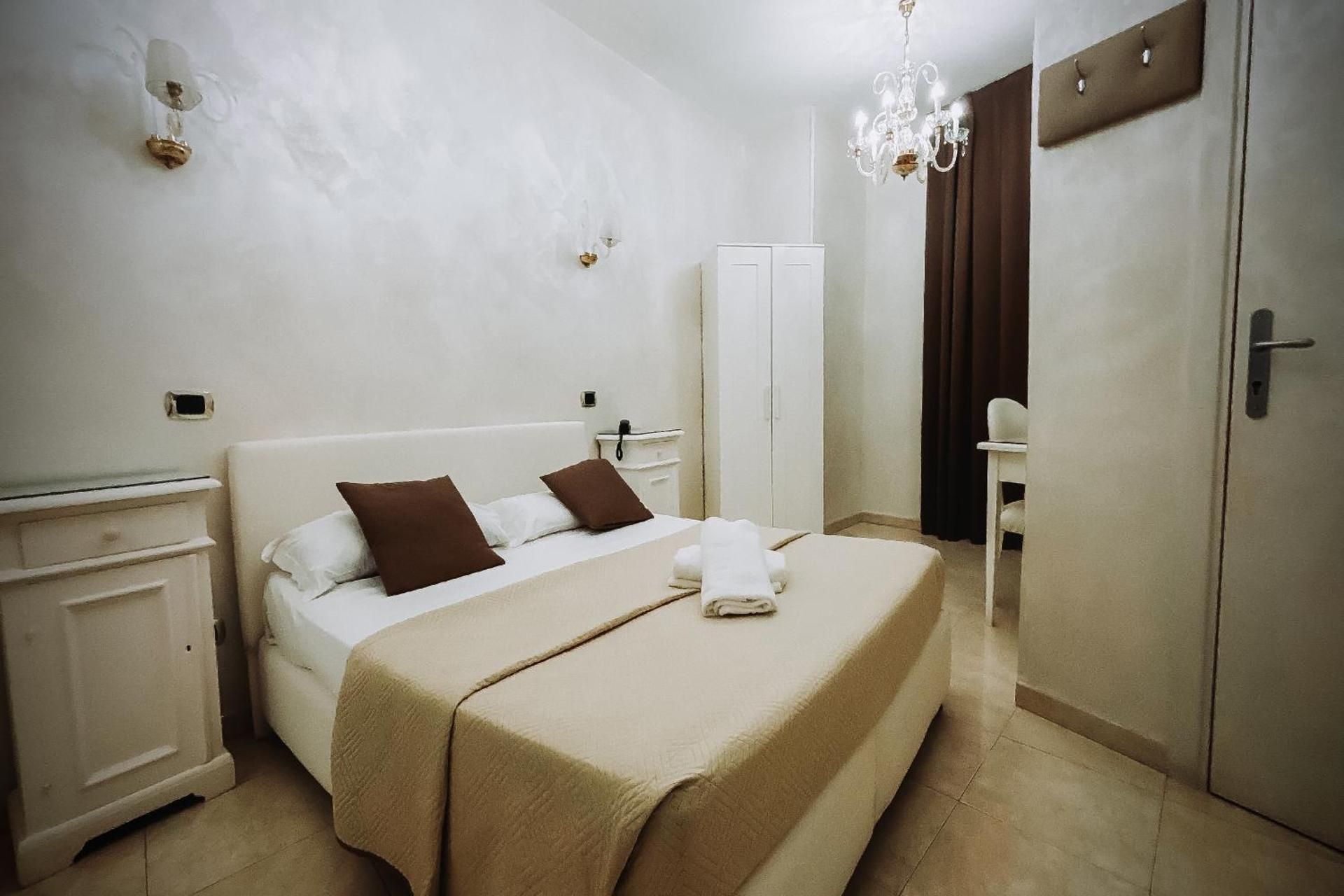 Bee Queen Hotel Single - Room 2