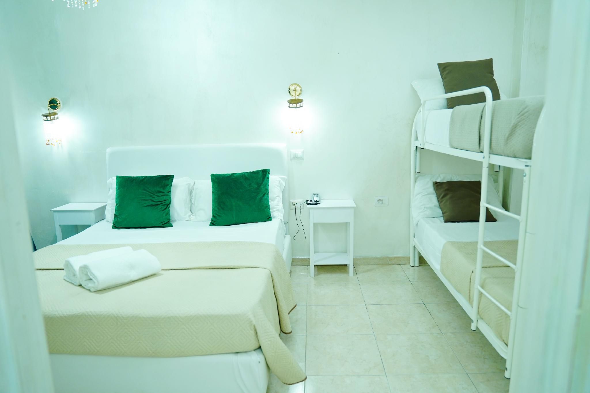 Bee Queen Hotel Quadruple Room