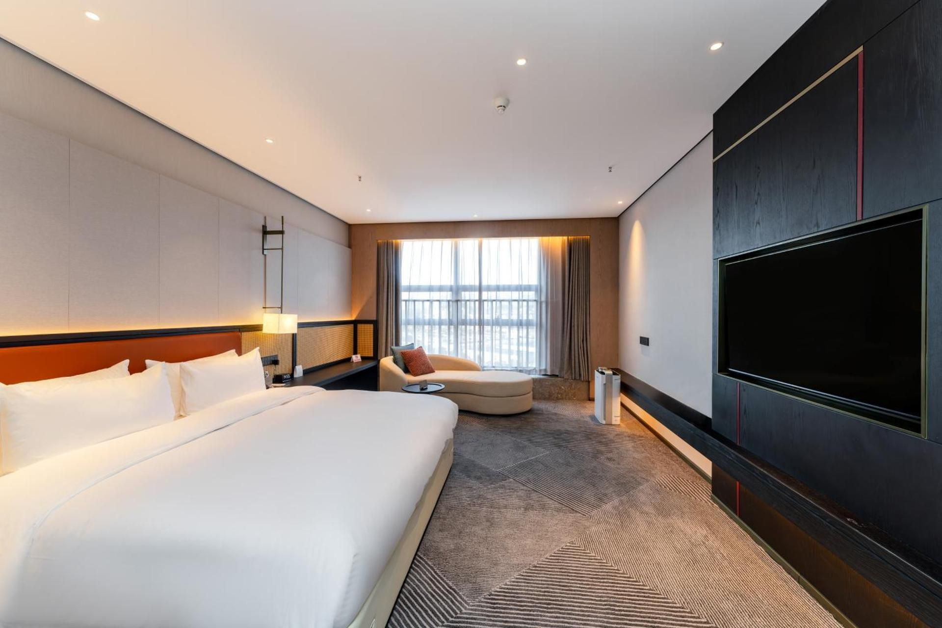 1 King Bed, Business Suite, Non-Smoking