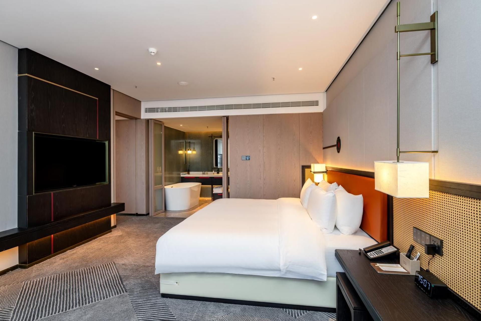 1 King Bed, Business Suite, Non-Smoking
