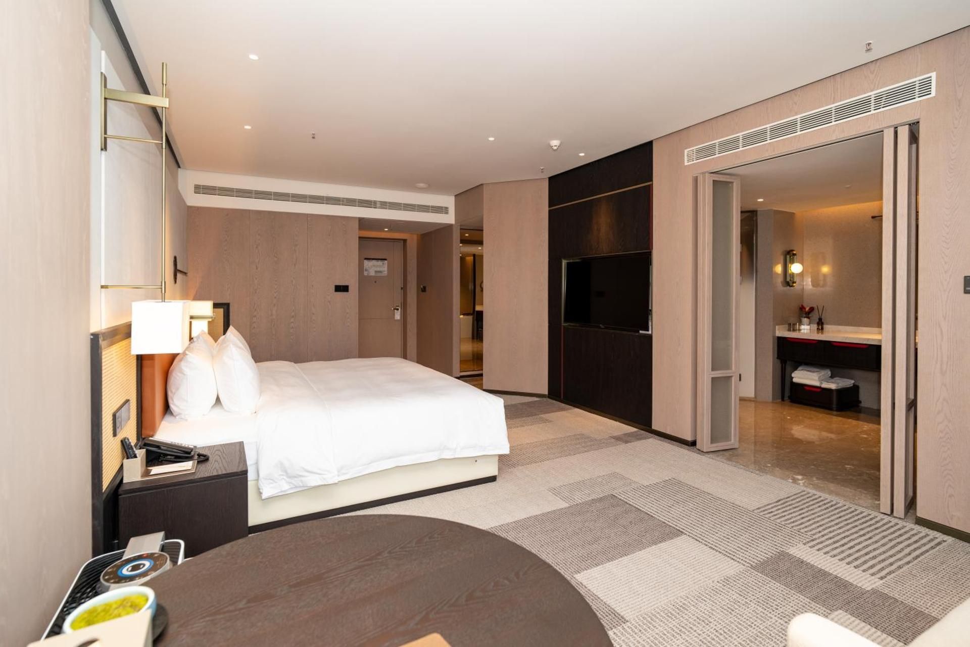 1 King Bed, Deluxe Room, Non-Smoking