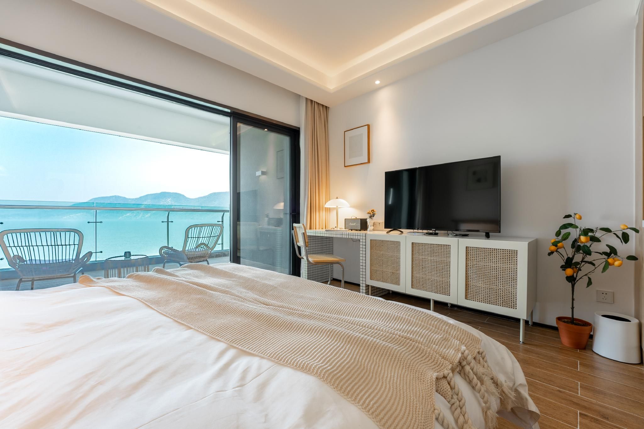 Lake View Queen Room
