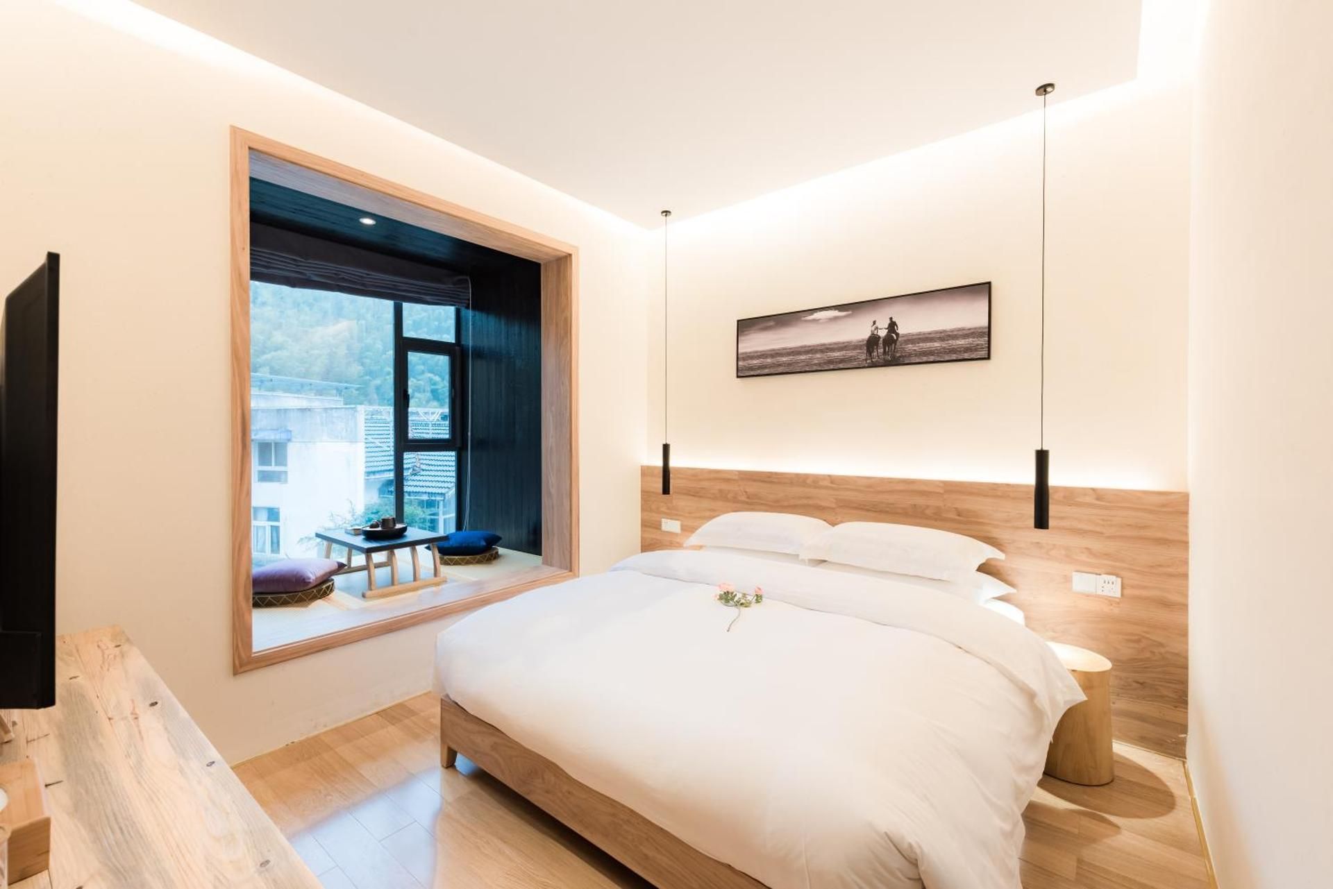 Deluxe Queen Room + Bathtub