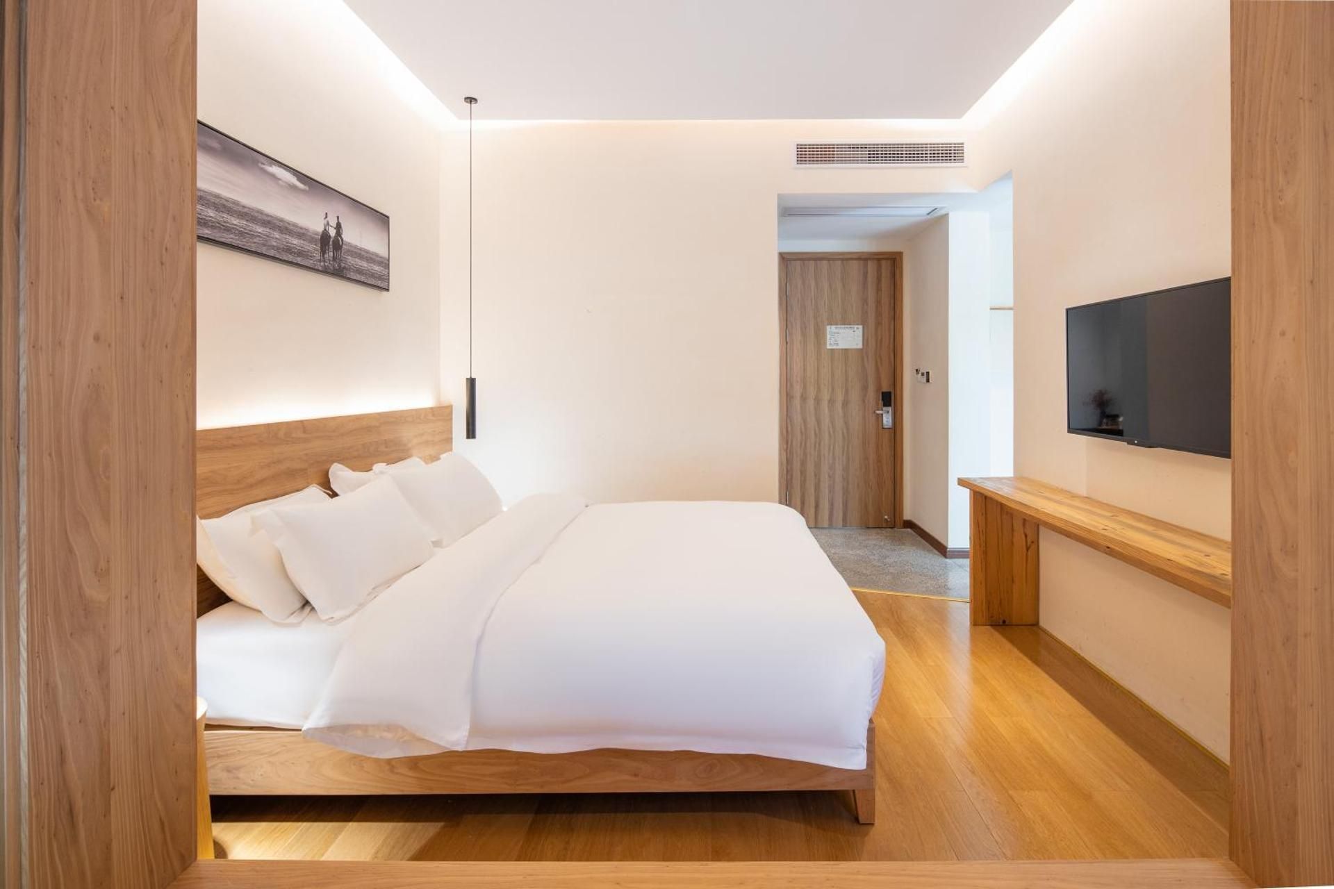 Deluxe Queen Room + Bathtub