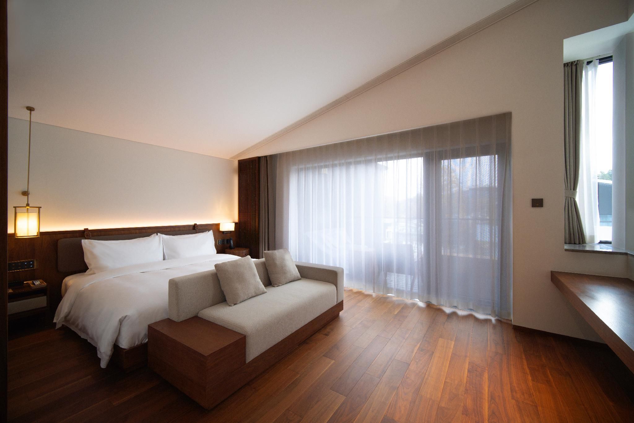 Executive Deluxe Suite