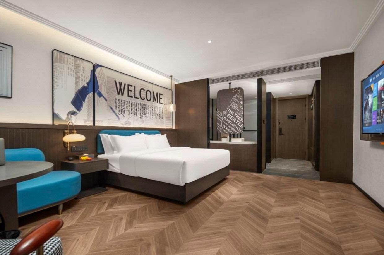 Light Luxury Queen Room