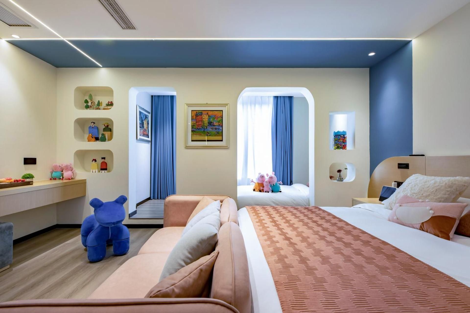 Deluxe Family Room (2 Adults + 1 Child)