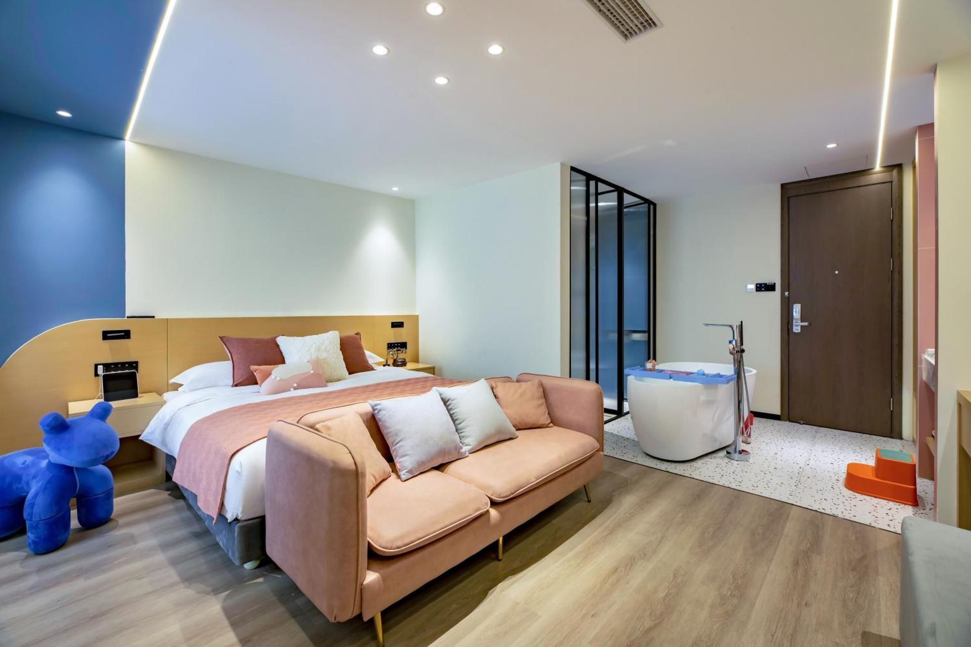 Deluxe Family Room (2 Adults + 1 Child)