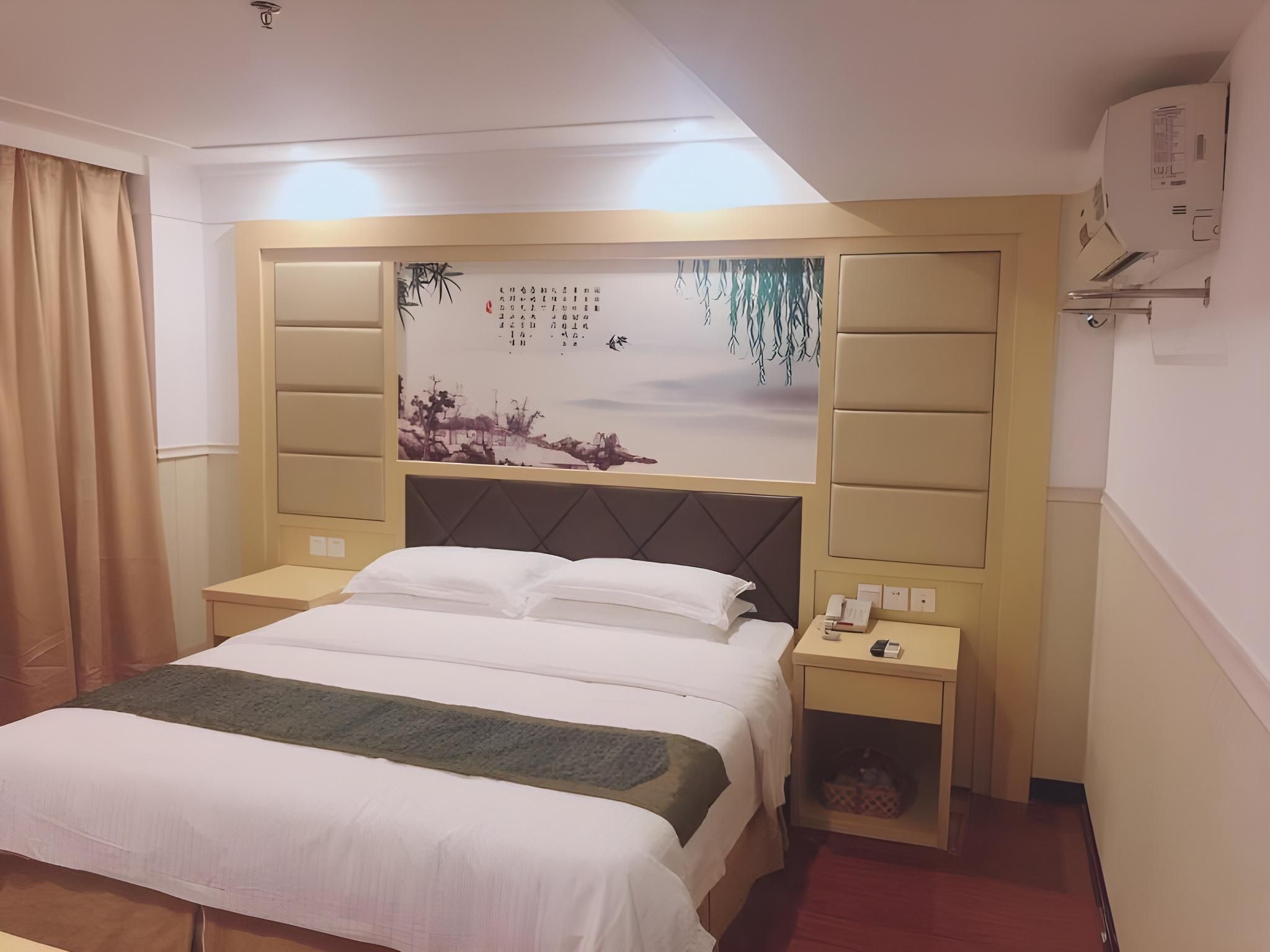 Room with Queen Bed