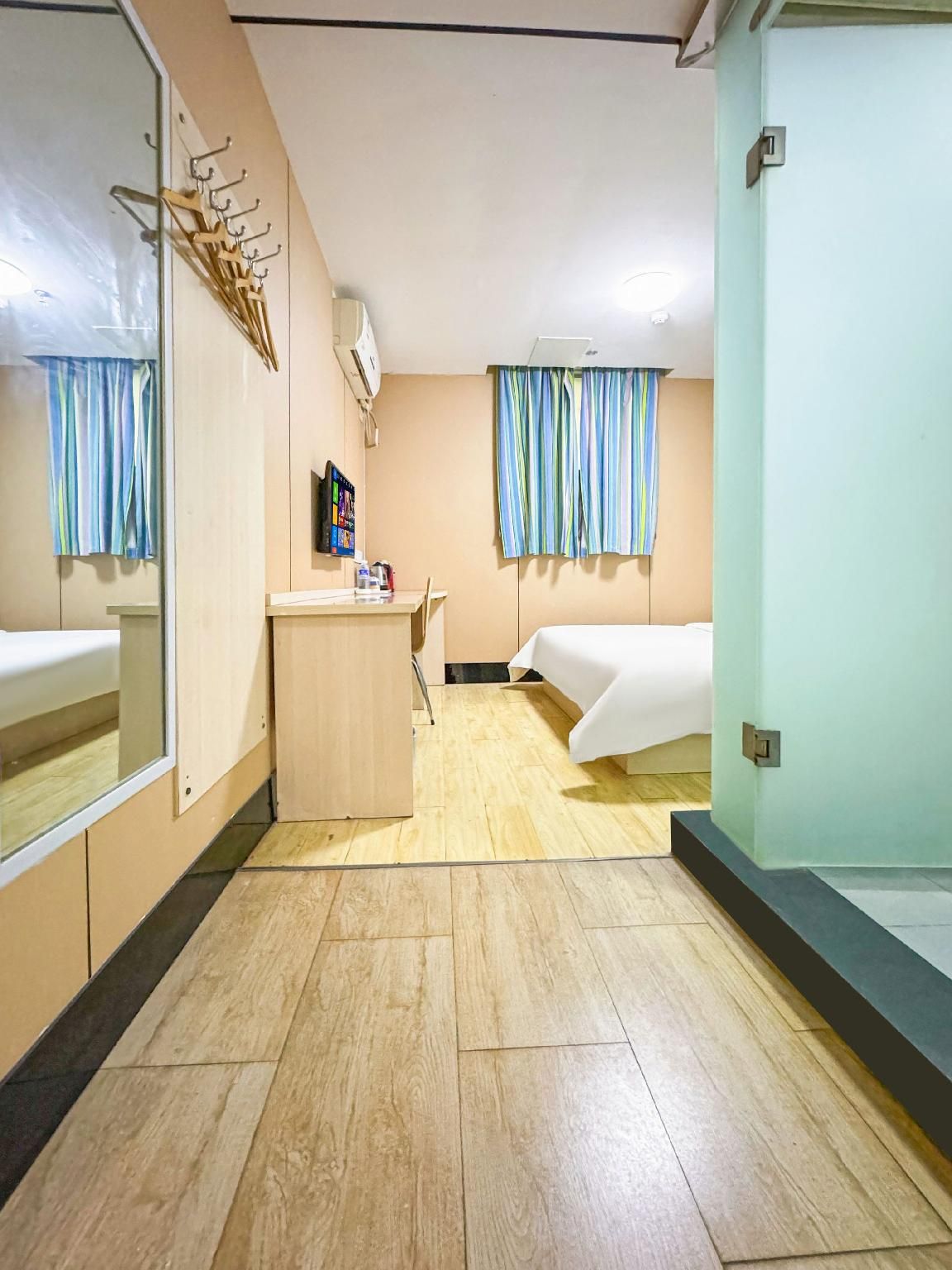 Economy Room