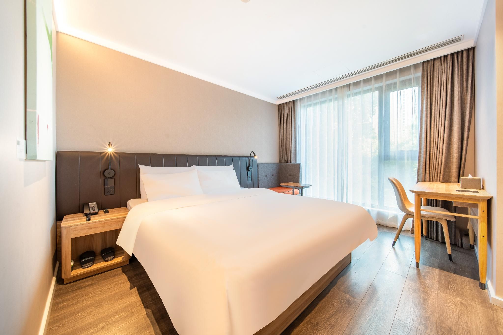 Queen Room A