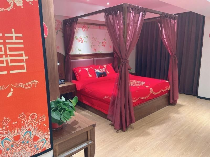 GTI - Feature Suite, Marriage Room with Projection