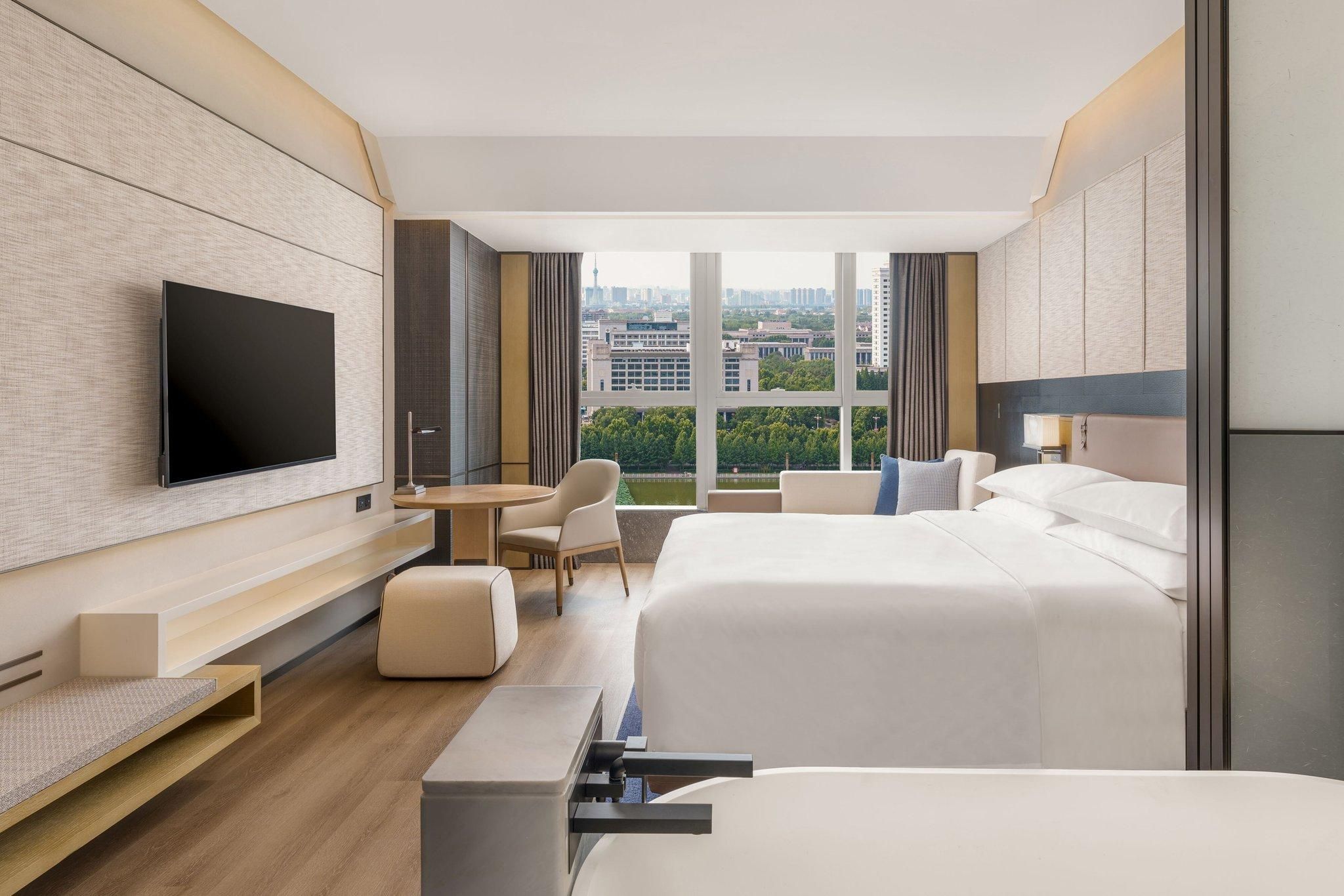 Deluxe Lake View, Guest room, 1 King, Lake view