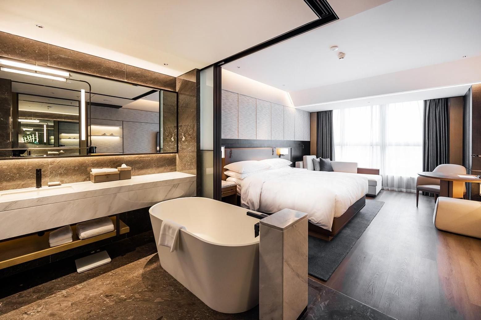 Deluxe Lake View, Guest room, 1 King, Lake view