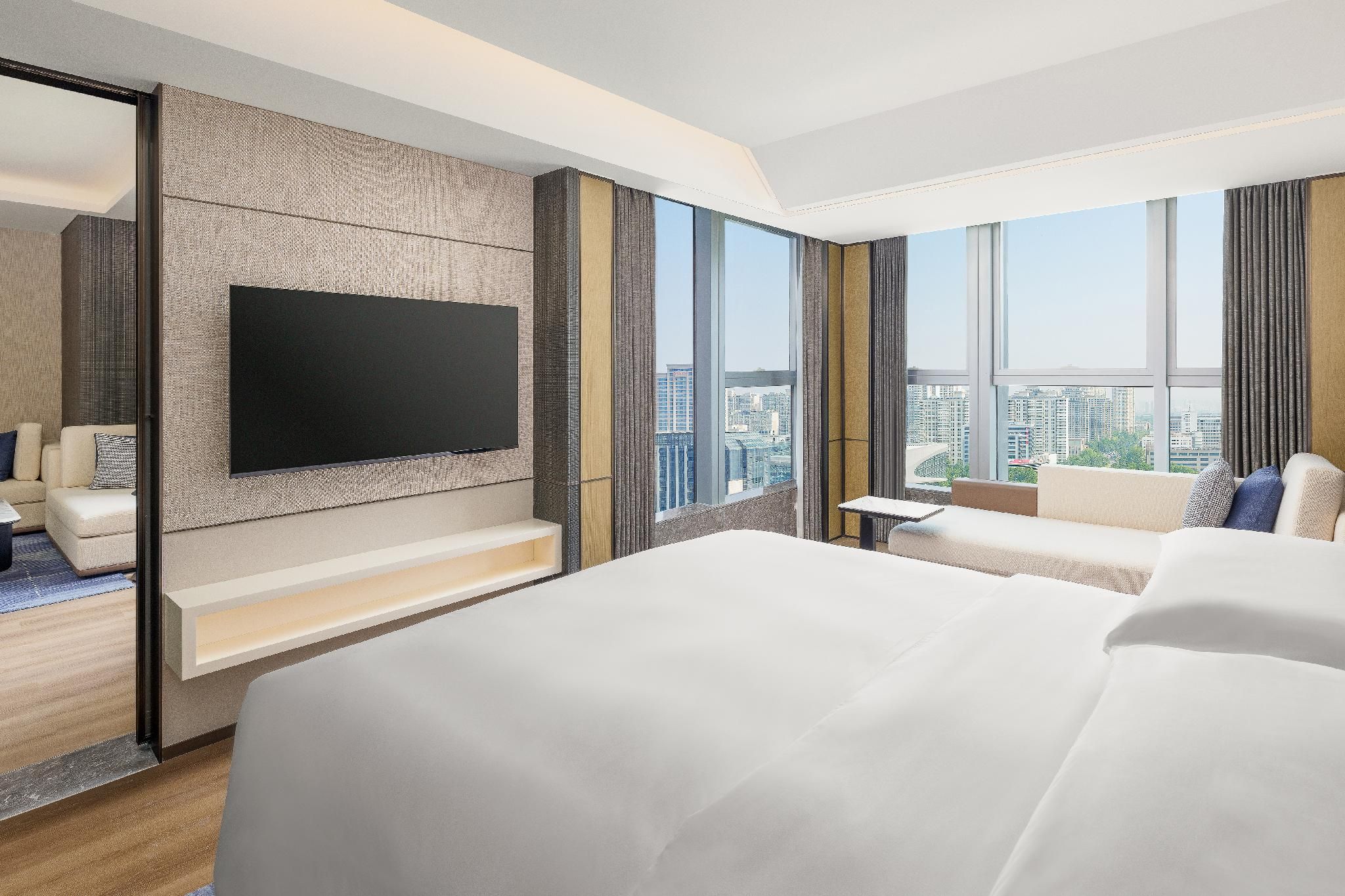 Deluxe Suite, Executive lounge access, 1 Bedroom Suite, 1 King, Lake view