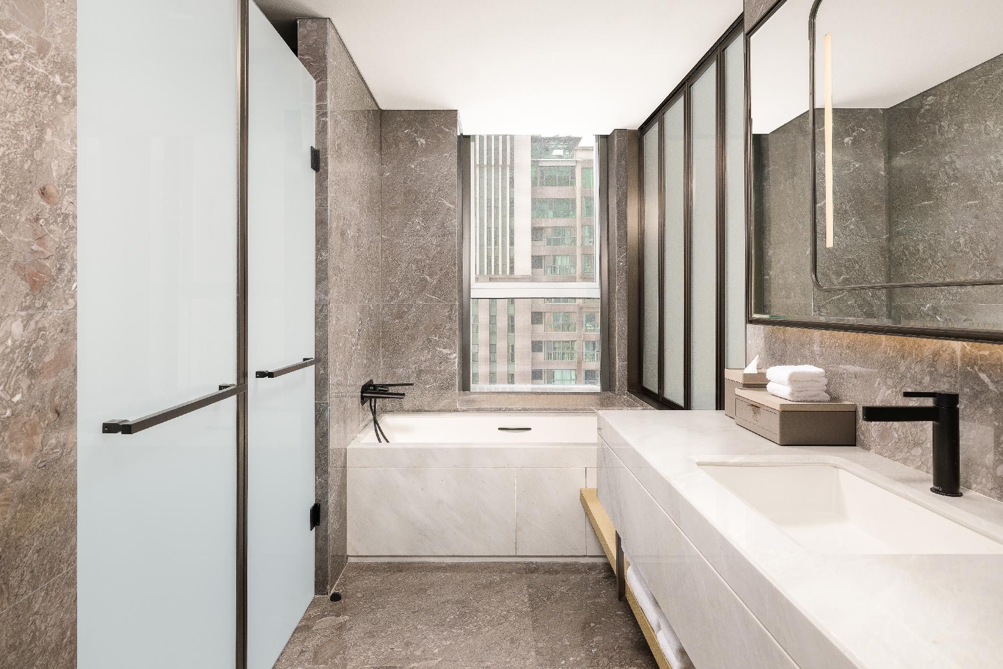 Deluxe Suite, Executive lounge access, 1 Bedroom Suite, 1 King, Lake view