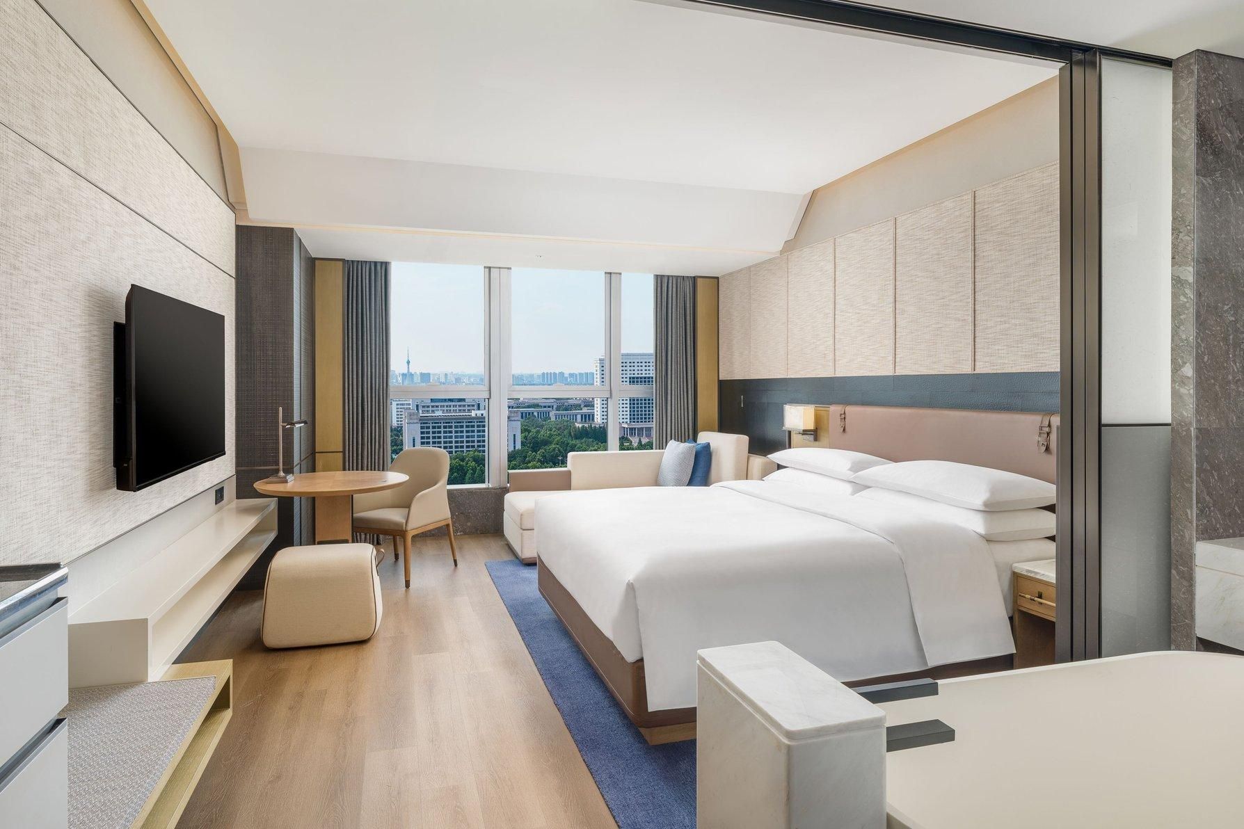 Club, Executive lounge access, Guest room, 1 King, City view