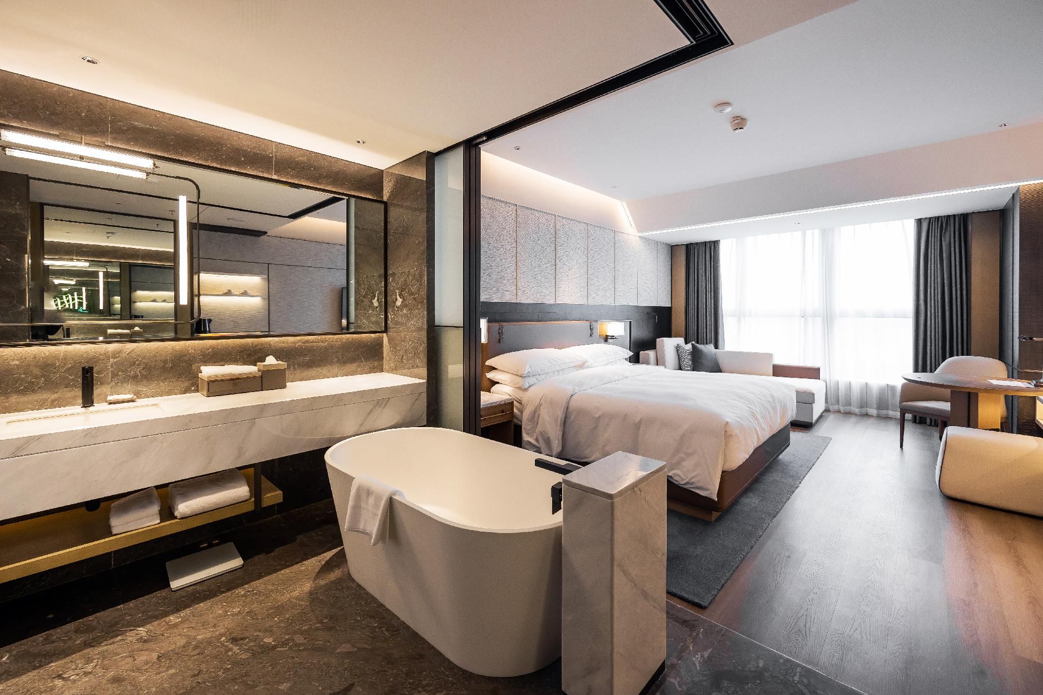 Deluxe, Guest room, 1 King, City view