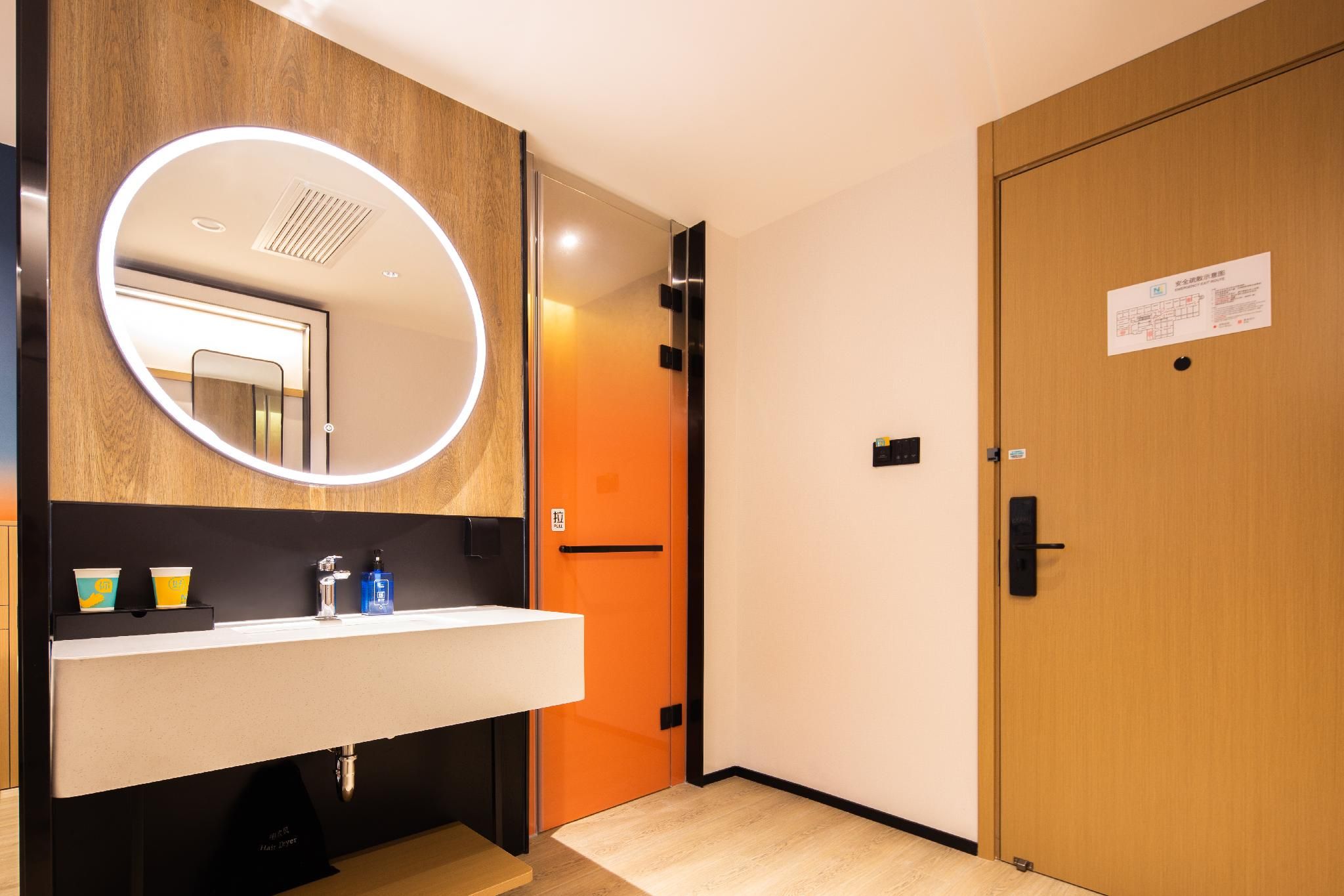 Huazhu - Room With Bed