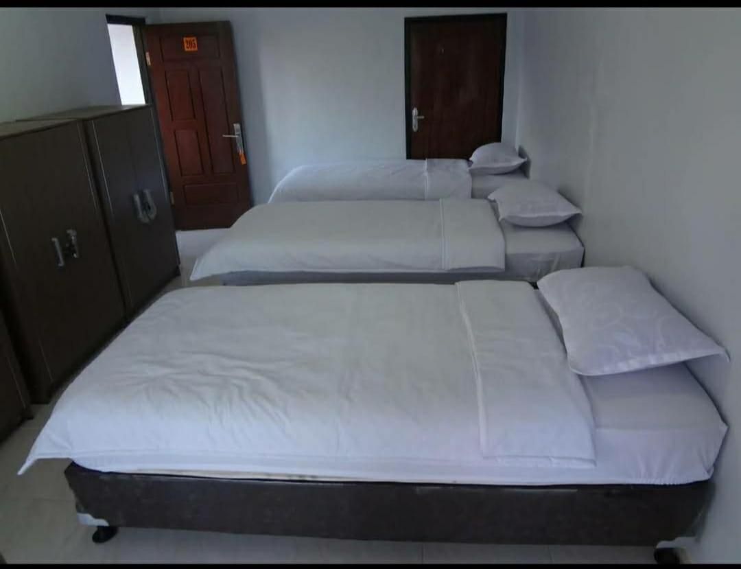 Basic Triple Room with Shared Bathroom