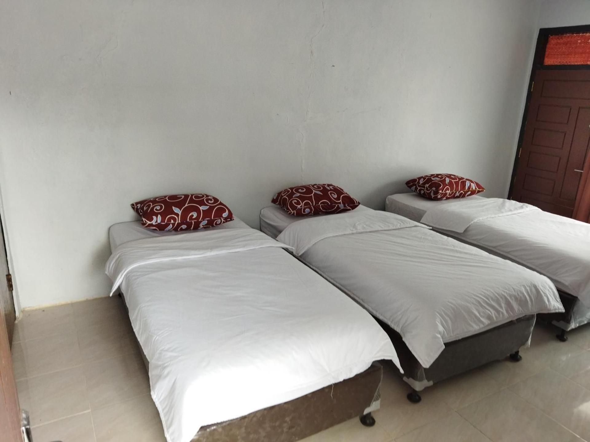 Basic Triple Room with Shared Bathroom