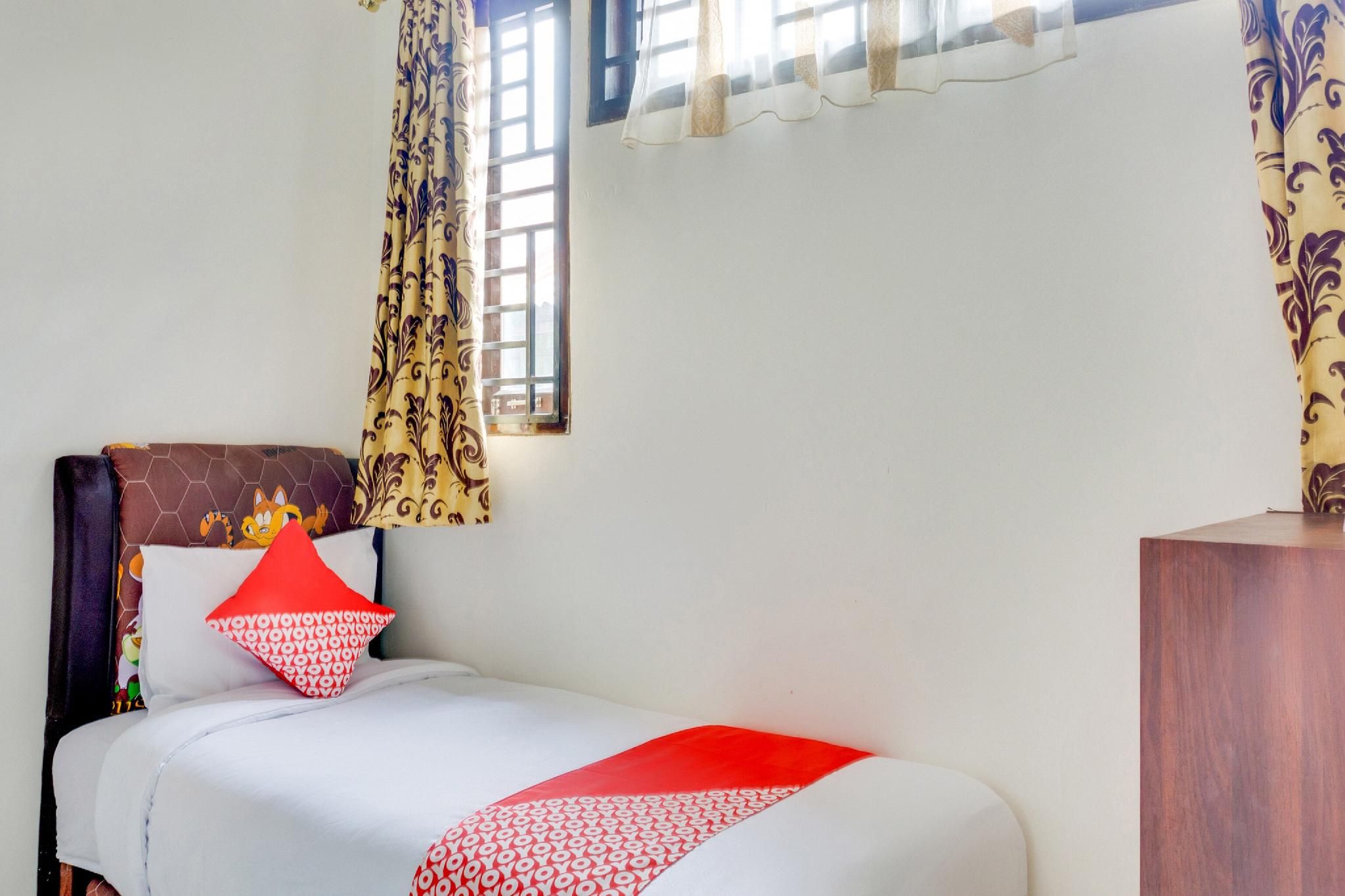 OYO 3015 Galliano Homestay Syariah Deluxe Double Room 2