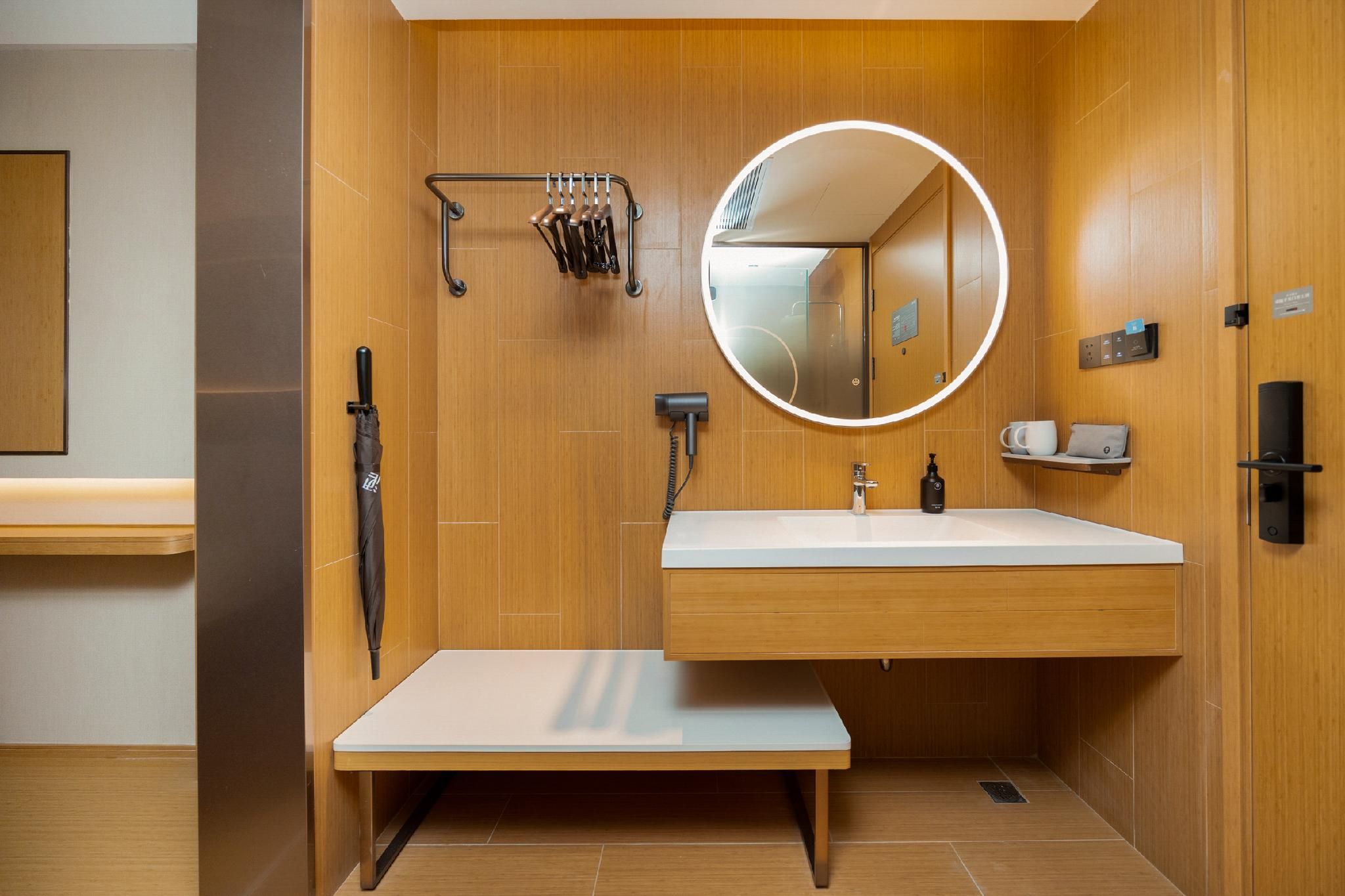 Huazhu - Room With View