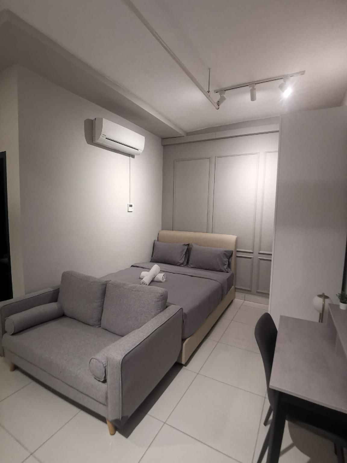 Queen Bed Room