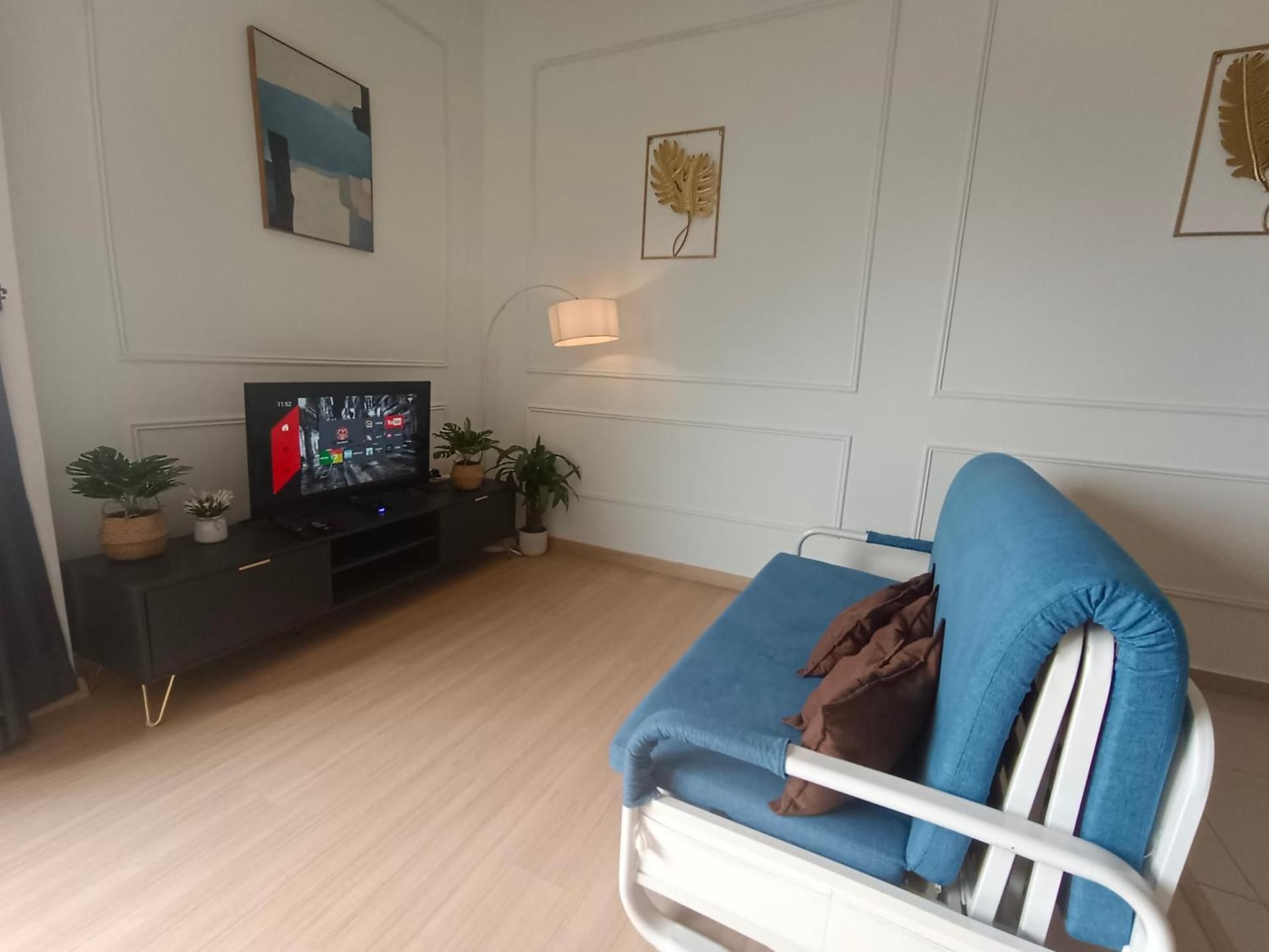 Deluxe One-Bedroom Apartment