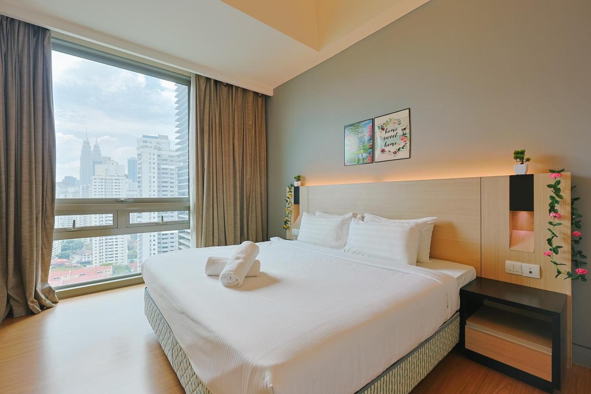 Deluxe One-Bedroom Apartment with City View