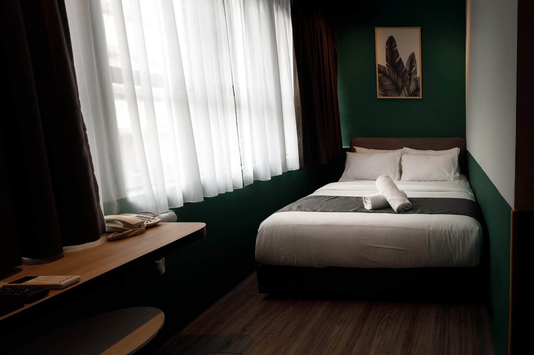 Deluxe Queen with window