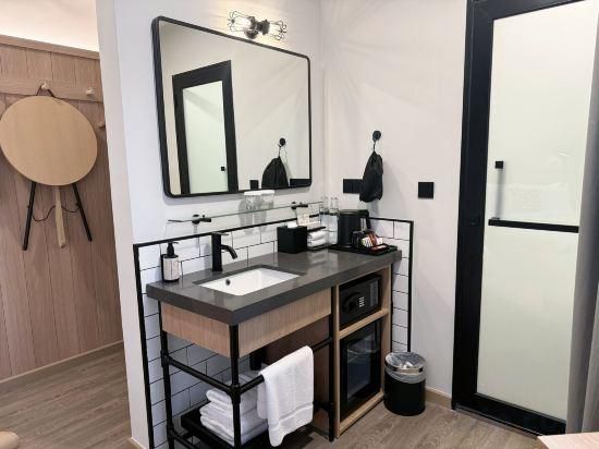 Moxy Deluxe Room