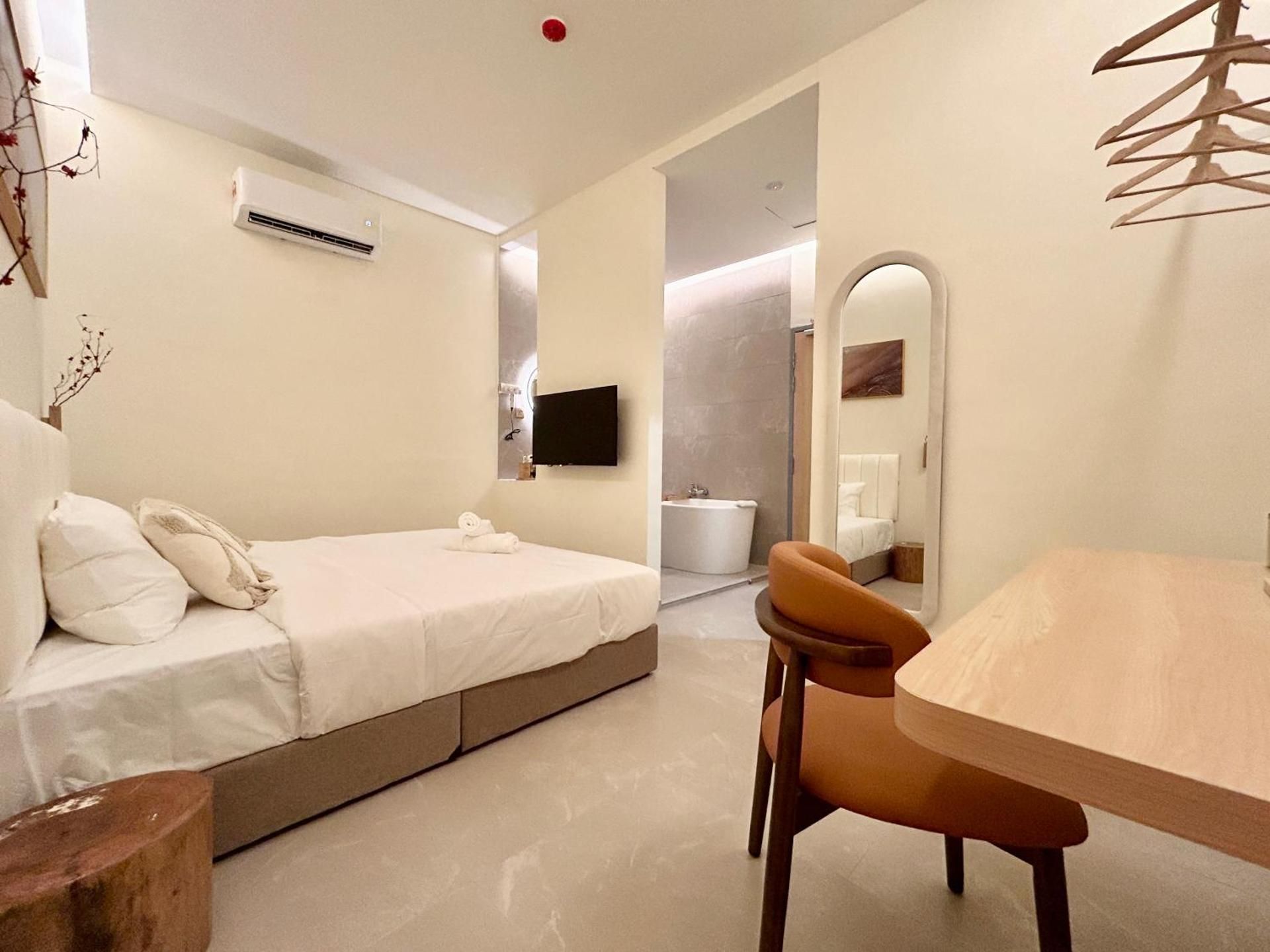 King Room with Hot Tub - Non-Smoking
