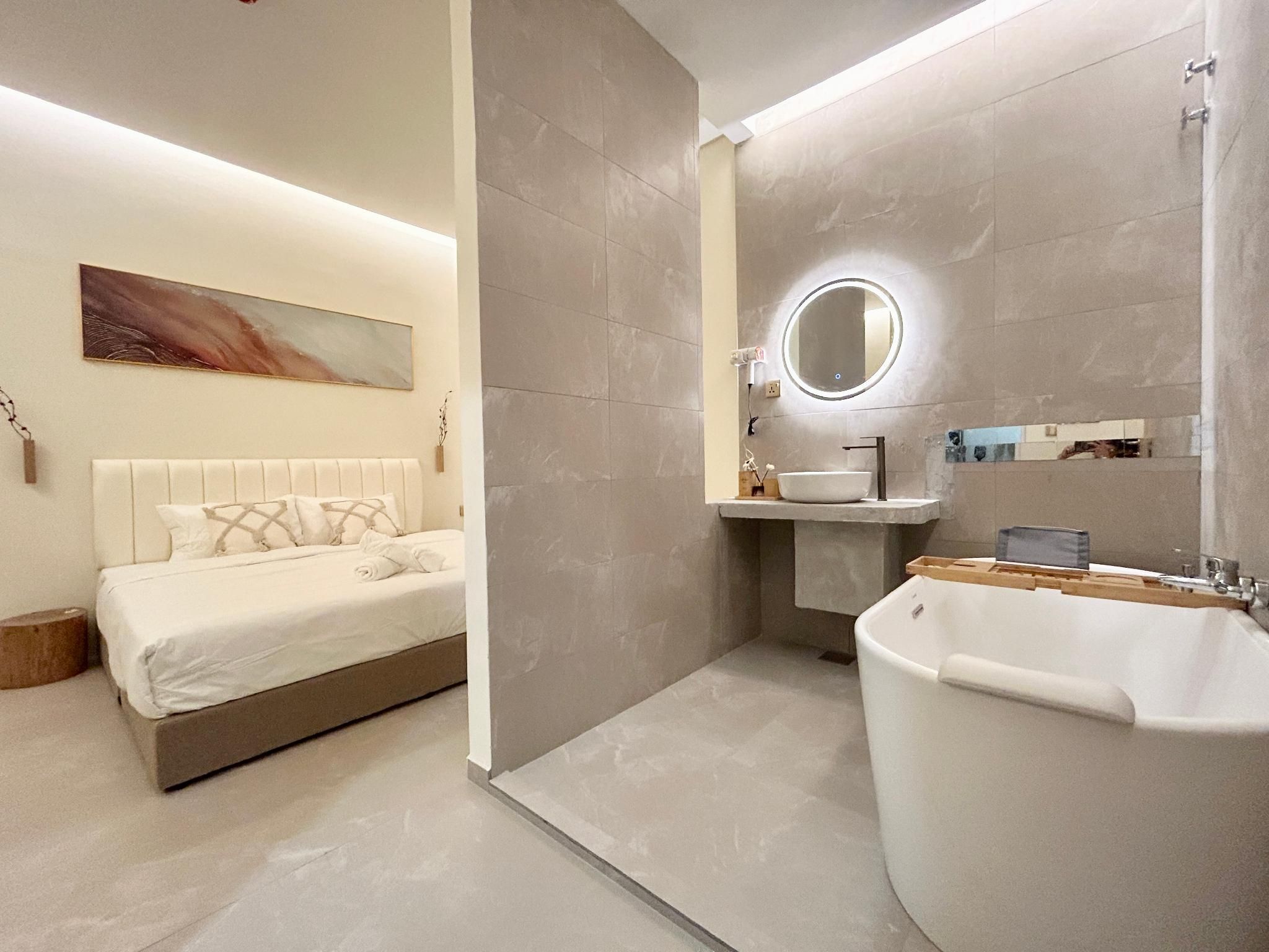King Room with Hot Tub - Non-Smoking
