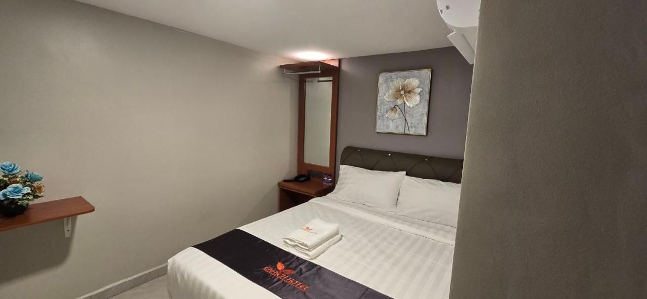 Standard Queen Room