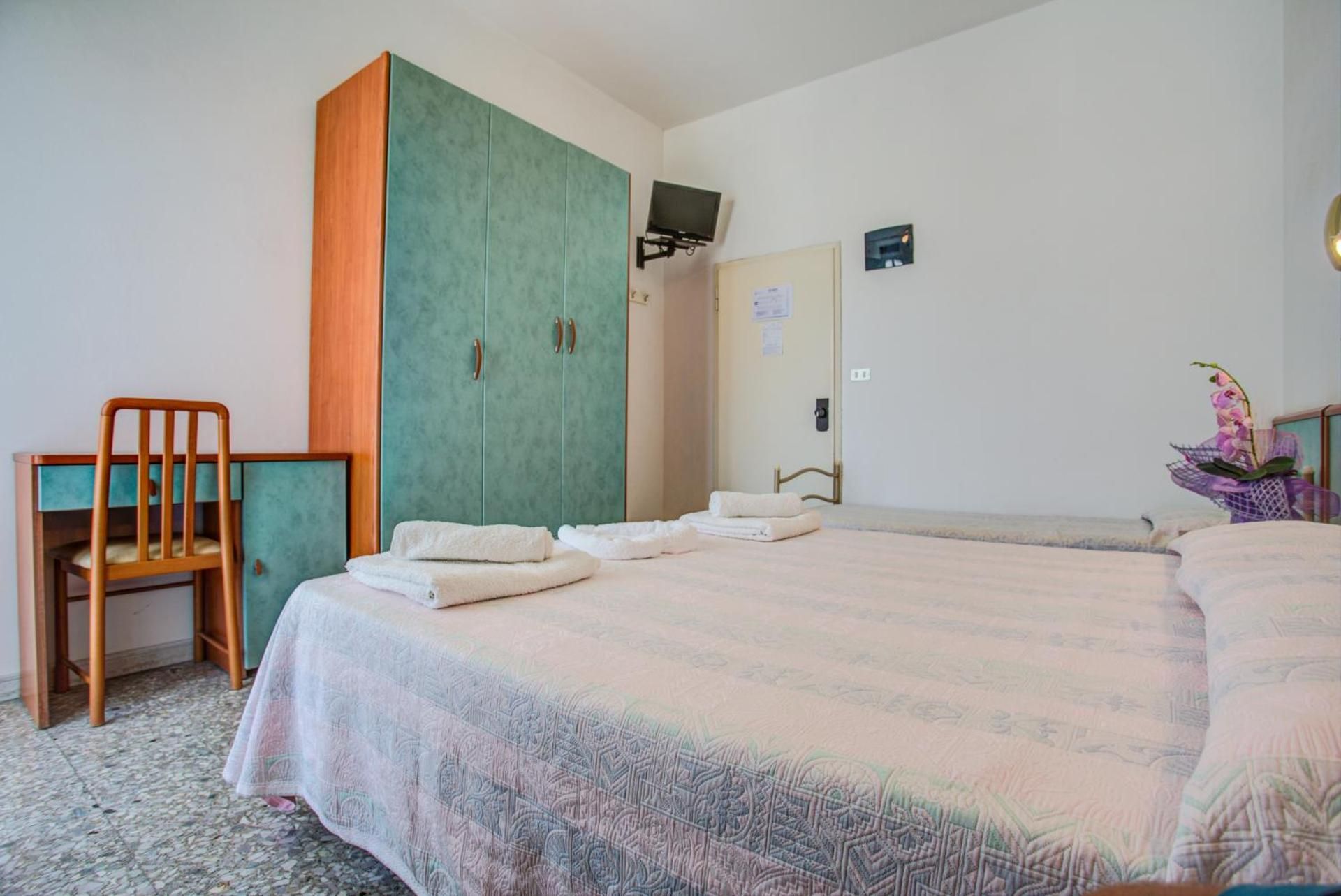 Triple Room with Balcony and Beach Access